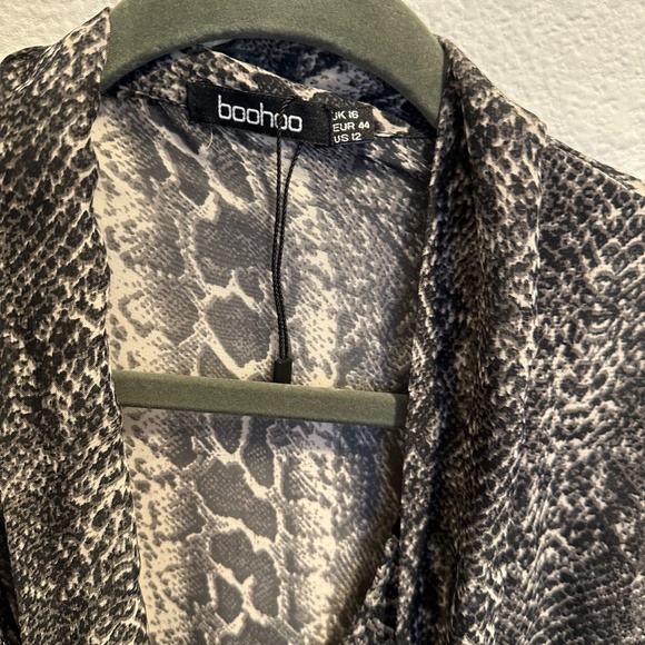 Boohoo sheer snakeskin blouse. Large. New - Picture 3 of 6